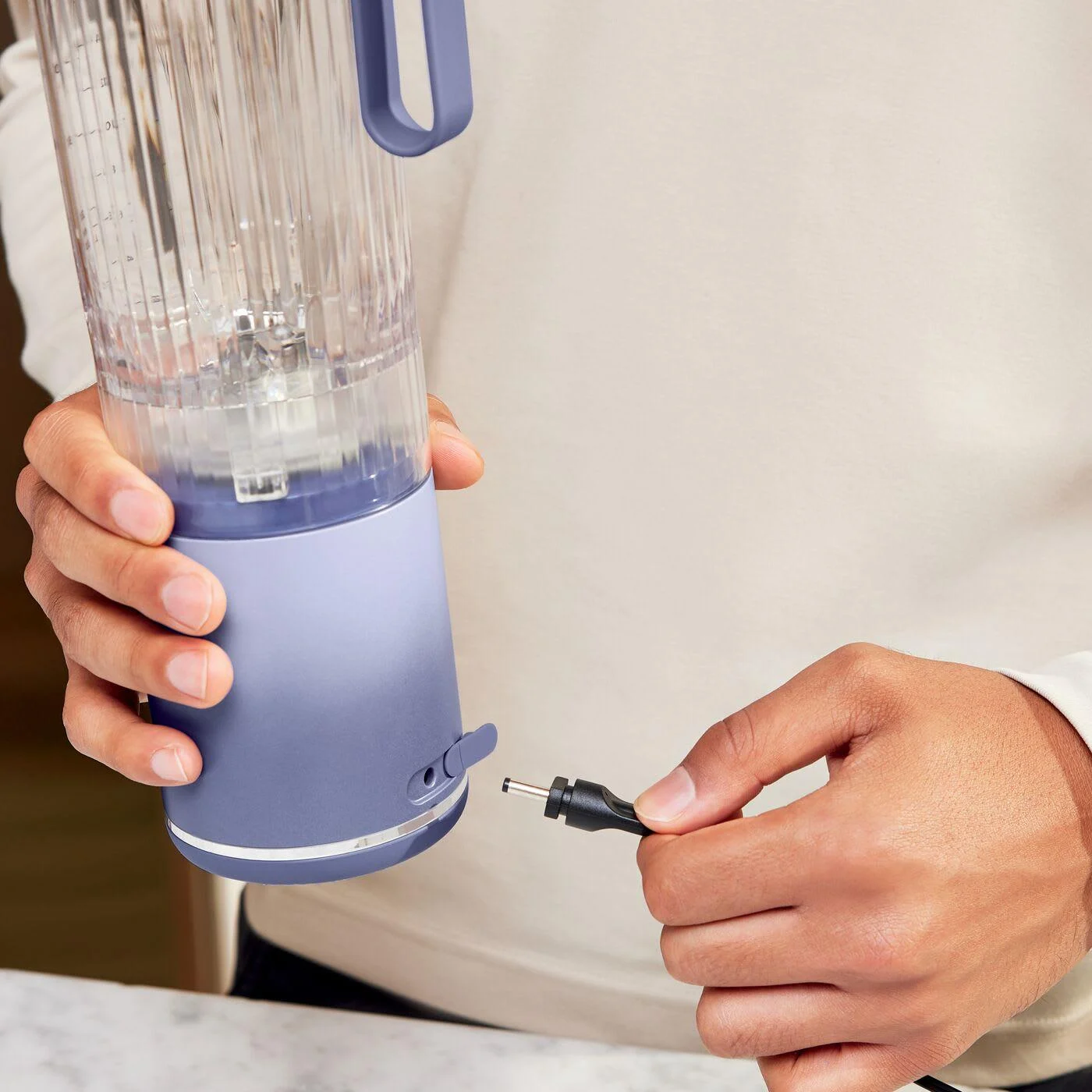 Ninja Blast Max BC251EULD juhtmeta blender purustab jääd ja segab smuutisid. Kolm režiimi, 570 ml jooginõu ja kuni 25 segamiskorda laadimisega.
The post Ninja B